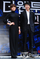 组图：李诗英穿露背装宣传恐怖片《预告杀人》