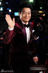 组图：赵成河正装亮相笑容温暖 大叔魅力不减