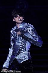 组图：罗志祥广州个唱妈妈现身力挺 穿白裙跳扇子舞