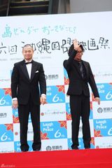 组图：哆啦A梦现身冲绳 女粉丝握手田中圣落泪