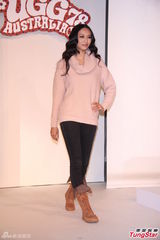 组图：许玮甯短靴超短裙秀美腿 展现复古风