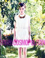 组图：孙俪红衣缤纷贺新年 林间写真登开年封面