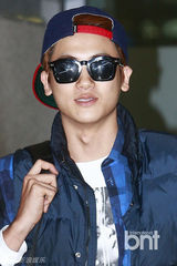 组图：帝国之子朴炯植返韩 休闲装潮范儿十足