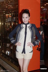 组图：汪诗诗出席新店开幕礼 力挺甄子丹认真专业