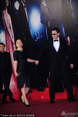 组图：王家卫携妻笑开怀 《宗师》14提名再出征