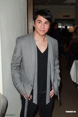 周慧敏彩裙优雅亮相 获绯闻旧爱黄凯芹献吻(图)