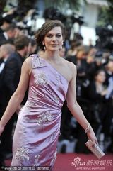 组图：乔沃维奇戛纳走秀大露背长裙性感