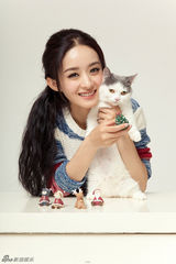 赵丽颖与喵星人拍杂志 温情演绎宠物情缘