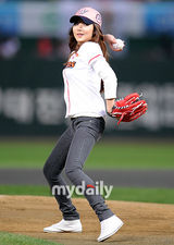组图：韩星朴敏英为棒球赛开球 长发披肩可爱吐舌