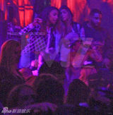 组图：比伯被捕前派对照曝光 裸上身与嫩模狂欢