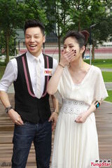 组图：杨千嬅白色长裙优雅亮相 大谈育儿经