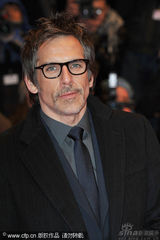 幻灯：本-斯蒂勒《格林伯格》首映 红裙女主角亮丽