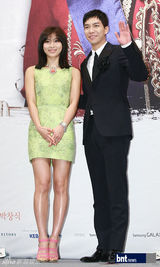 组图：李胜基河智苑出席《TheKing2hearts》发布会