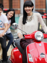 组图：白百何上海街拍引围观 骑复古摩托清新靓丽