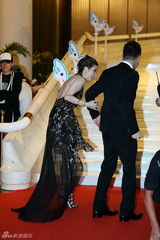 群星闪耀嫣然基金晚宴 王菲旗袍装与李亚鹏恩爱