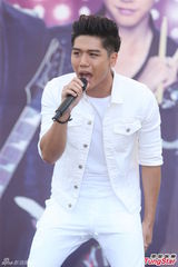 组图：汪东城蔡旻佑台北为电视原声带签唱