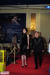 组图：刘嘉玲盛装亮相拒受访 姚星彤中门大开秀半球