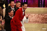 组图：TVB台庆颁奖郑嘉颖着红色西装帅气领奖 