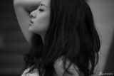 组图：刘思彤最新黑白写真 眼神魅惑发丝飘扬