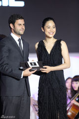 组图：周韵黑衣长裙气质似佳茗 受邀代言国际名品