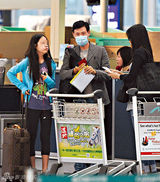 组图：罗美薇赴英陪女儿 张学友新宠女助手曝光