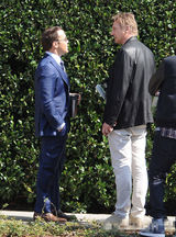 组图：利亚姆-尼森洛城拍电影 与搭档相谈甚欢