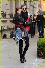 组图：米兰达抱子笑容满面 小弗林表情搞怪可爱