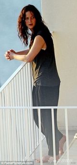 组图：新晋影后劳伦斯露台赏景 吞云吐雾饮美酒