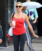 组图：40岁卡麦隆-迪亚兹街拍红色运动风