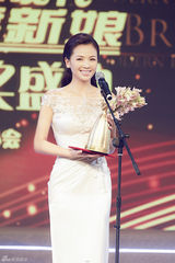 组图：刘涛亮相大气婉约 获最受喜爱明星大奖