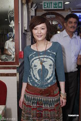 组图：田蕊妮陈展鹏开心聚餐为新剧冲收视