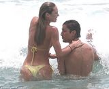 组图：超模坎蒂丝嫩黄比基尼戏水 湿身秀臀热辣