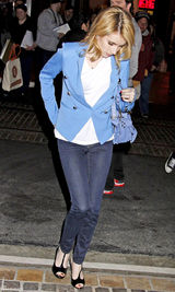 高清组图：艾玛-罗伯兹街拍LOOK蓝色系装扮抢眼