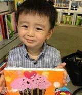 组图：张柏芝秀画作展静态美 齐臀短裤悠闲自在