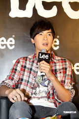 幻灯组图：阮经天郑元畅携手亮相牛仔品牌发布会