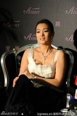 组图：巩俐低胸亮相时装周 性感蕾丝装搭灯笼裤