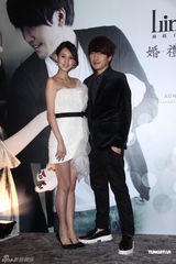 组图：弟弟卫斯理办满月酒贾静雯现身护女心切