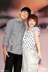 幻灯：郭采洁与杨佑宁有吻戏 笑言：男歌迷别介意 