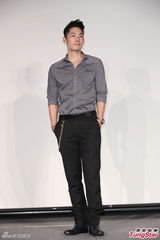 组图：吴建豪秀身材 透露健身习惯