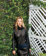 组图：超模凯特-莫斯《BAZAAR》大片秀玉腿