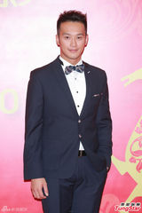 组图：英皇电影春茗星光璀璨 古巨基暂无意结婚