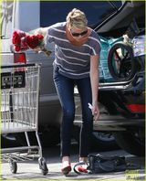 组图：查理兹-塞隆条纹装休闲 买鲜花红鞋抢眼