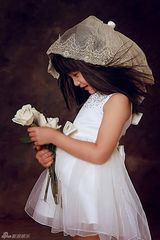 组图：童年小龙女演员超萌生活照 可爱似洋娃娃