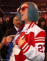 组图：凯蒂佩里鬼马造型亮相超级碗开场秀