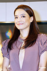 组图：舒淇优雅长裙性感代言 低胸美背十足抢镜