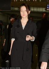 组图：李英爱黑色素衣抵港 疑为悼念韩国海难