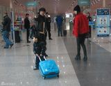 组图：刘云(刘芸)一家三口现身机场 小萌娃独自拉行李