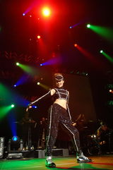 组图：容祖儿巡演多伦多站 着黑网袜翘臀大秀性感