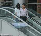 组图：大S汪小菲牵手逛街 T恤衫遮掩身材