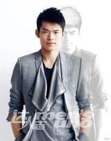 组图：林丹时尚写真秀壮硕肌肉霸气外露